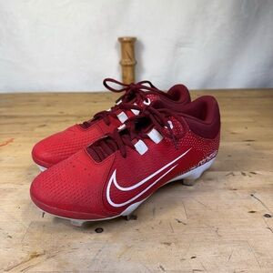 This is a pair of Nike Women's Hyperdiamond 4 Pro metal softball cleats Size 8.5